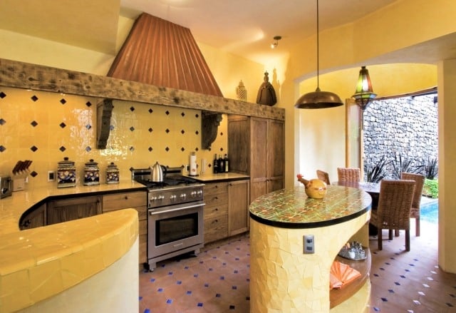 Küche-Landhausstil-Ocher-Gelb-Nuancen-Wandfarbe-ideen-einrichtung-italienisch-wohnen