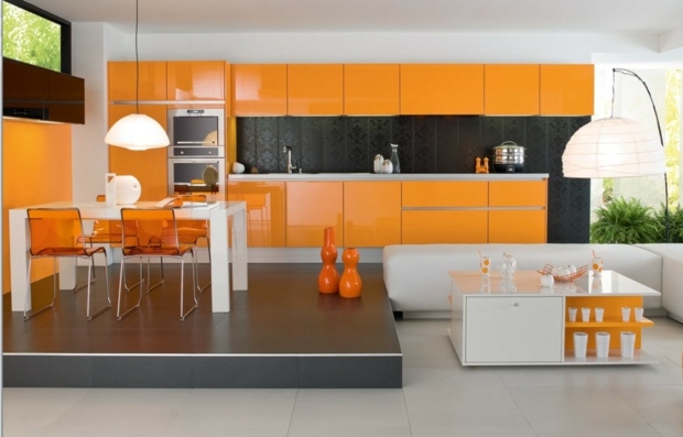 Küche in Orange auf zwei Ebenen
