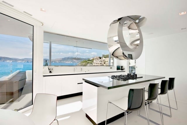 Küche-weiß-ultra-modern-Dunsthaube-Edelstahl-Design-Zugang-Terrasse
