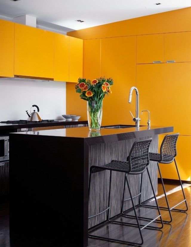 Küchenschränke aufpeppen Klebefolie gelbe Farbe Kochinsel dunkle Maserung