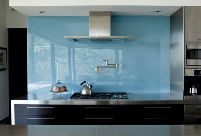 Glas himmelblau Farbe schwarze Küchenschränke