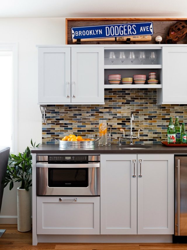 Mosaik Spiegel weiße Küchenschränke blau sandfarbe Farbmix