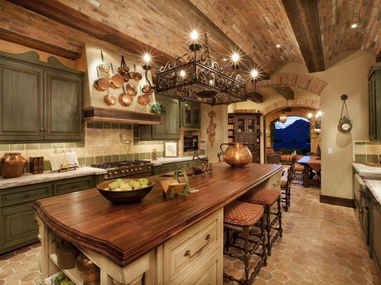 Landhausküchen im toskanischen Stil tiefgruene-fronten-insel