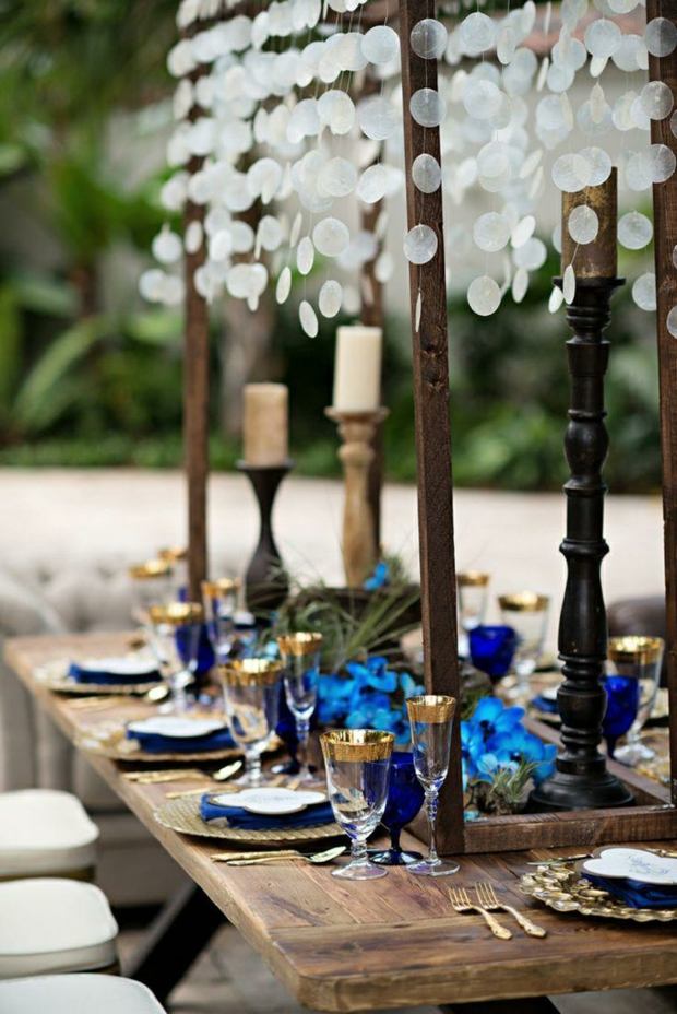Hochzeit Tisch Deko blaue Blumen Weingläser