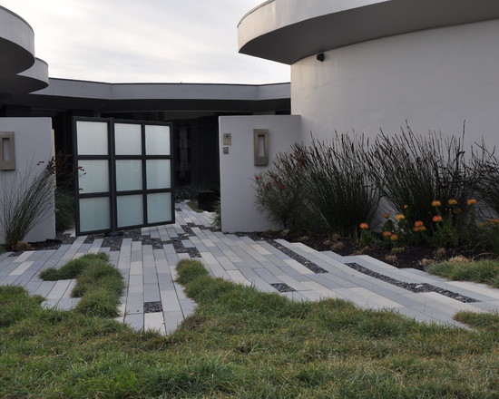 Landschaftsbau Gartenweg anlegen Pflastersteine Betonplatten Rasenfläche