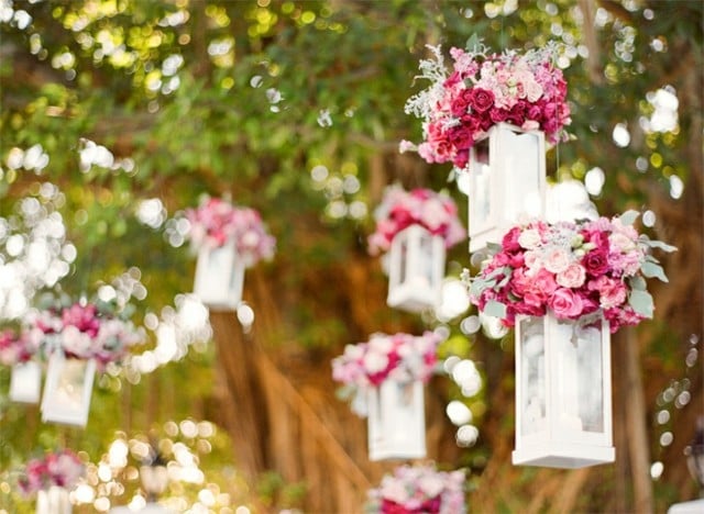 verziert schöne Blumensträuße hängend Hochzeitstisch
