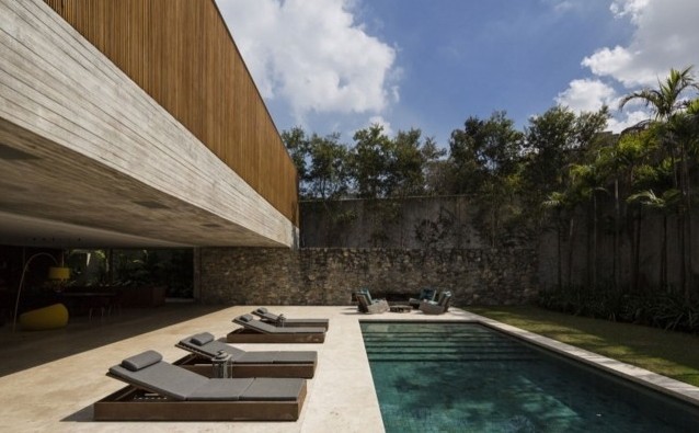 Liegesessel Pool Einfamilienhaus moderne Fassade Garten