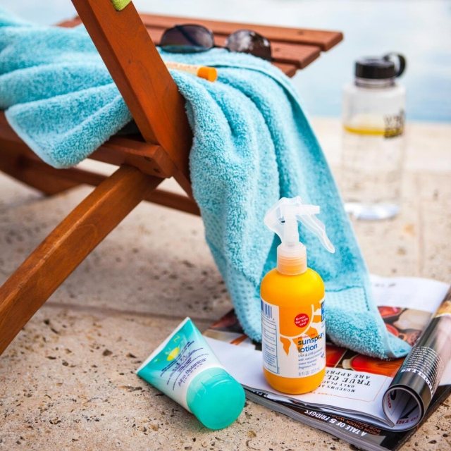 Strandtuch-Wasserflasche-Sommer-Hautpflege-Bodylotion