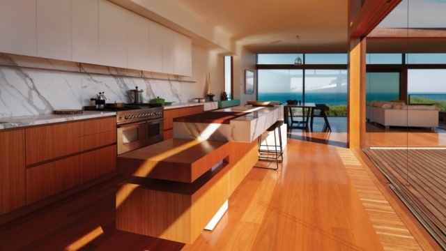 Loft-Küche-weiße-Oberschränke-Rückwand-Calacatta-Marmor-Holzboden
