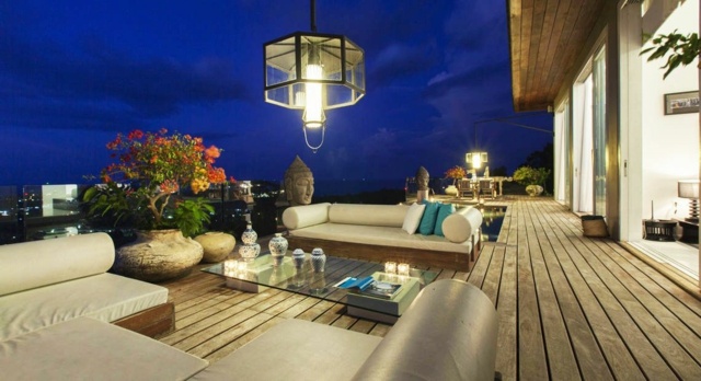 Balkongestaltung Sitzecke LED Laterne Dielenboden exotisch