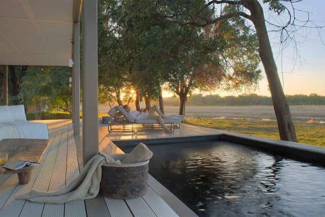 Luxus-Camp-Afrika-Sambia-Safari-Entspannungsmöbel-auf-terrasse-mit-pool