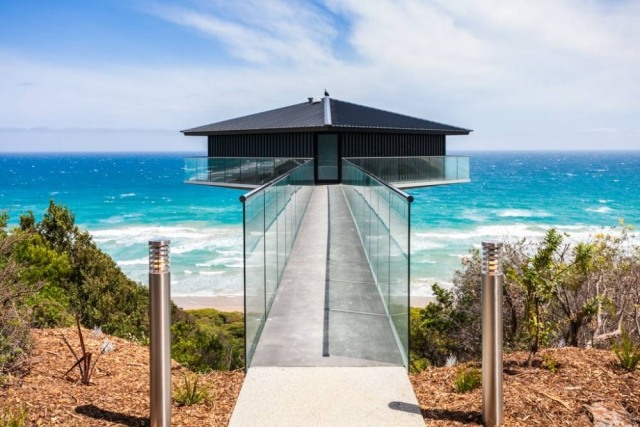 Luxus-ferienhaus-an-der-Küste-Australien-Glasgeländer-Brücke