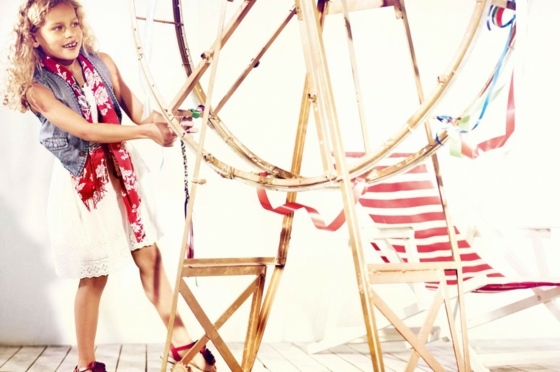 weiß-rot-gestreift-kurzes-Kleid-Stadt-Strand-Mode-für-Mädchen-Karussell