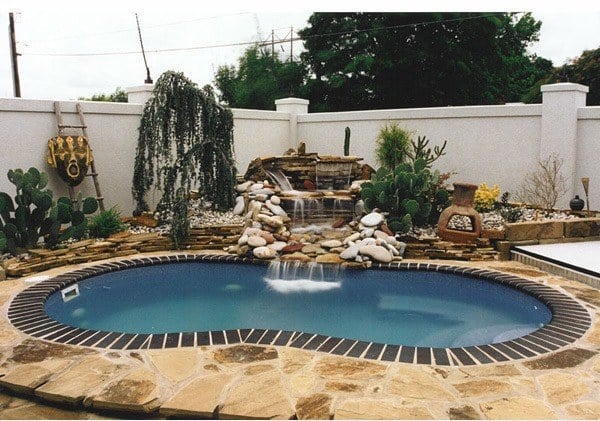 Pflanzen-Naturstein-Pool-weißer-Zaun