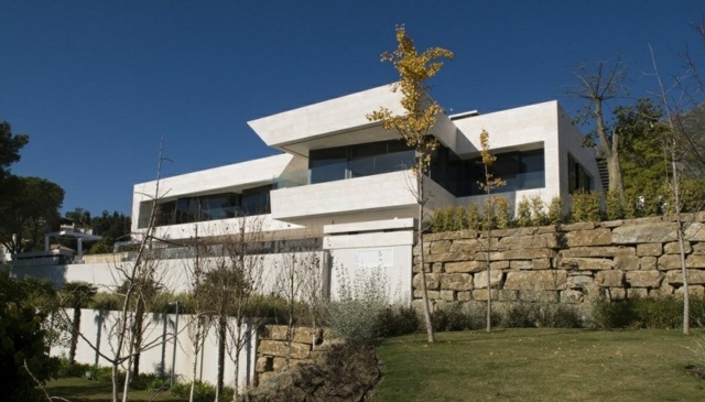 Weiße-gerade-Linien-Steinhaus-Bäume-Spanisches-Design