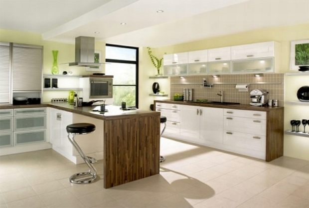 Küchenfenster-weiße-Küche-helle-Fließen-grüne-Wand