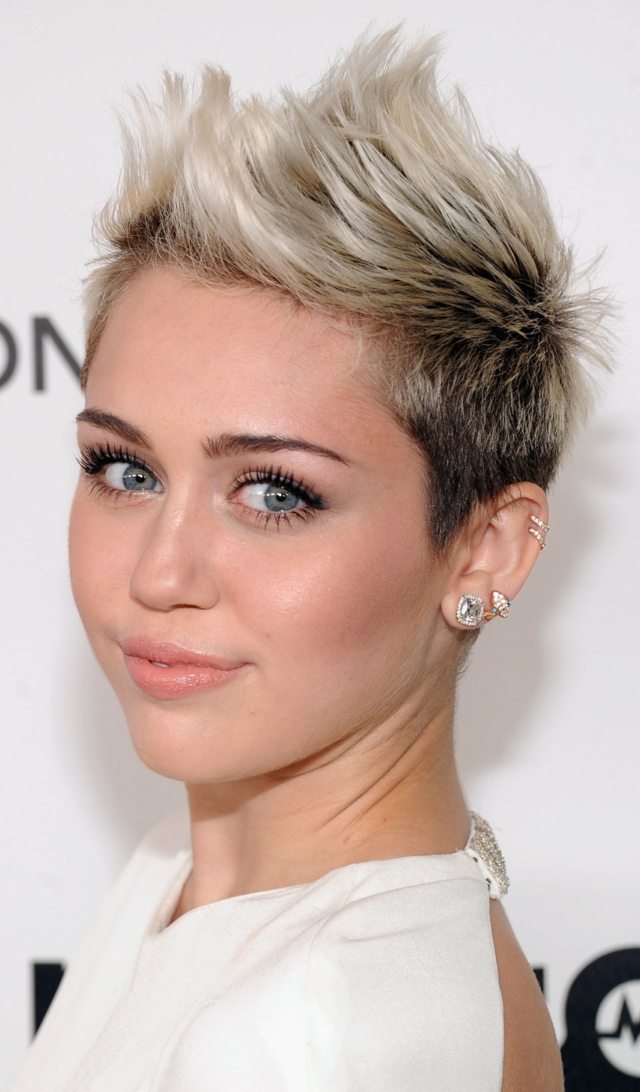 Ohrstecker-Miley-Cyrus-Pastelltöne-Haarfarbe-Piercing-am-Ohr
