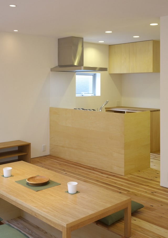 Mini-Küche-helles-Holz-Schränke-geradliniges-Design