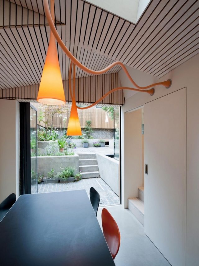 Moderne-Dachgestaltung-Esszimmer-Tisch-Schwarz-Massivholz-Kunststoff-Leuchten