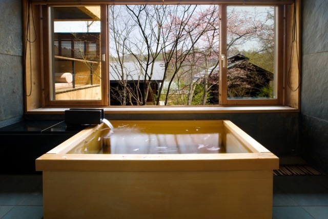 Moderne-Holz-Badewanne-im-asiatischen-Stil-rechteckig-schlichtes-design