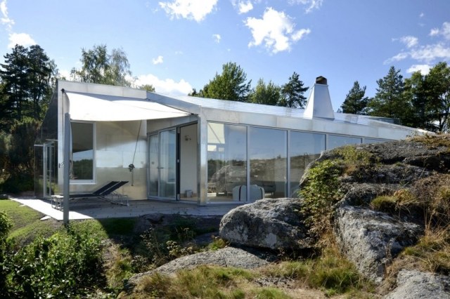 Moderne-Hütte-Aluminium-JVA-Kunstwerk-nordische-Wildnis