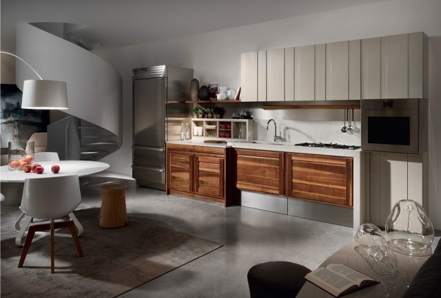 Moderne-Küche-Canaletto-Holz-Schranktüren-warmer-Farbtor-Spindeltreppe
