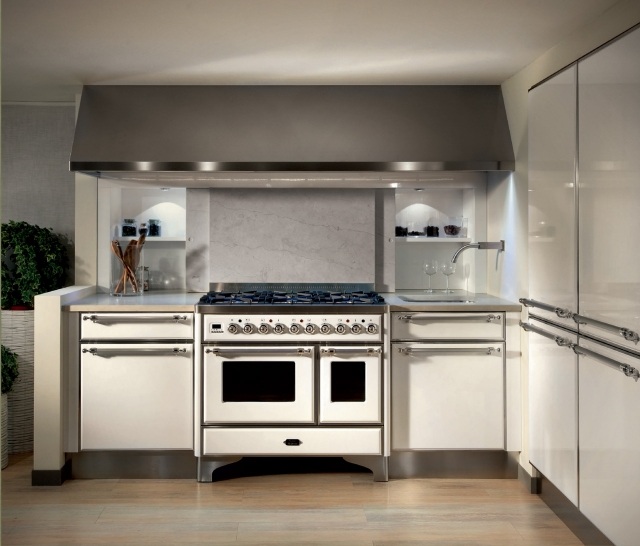 Moderne-Küche-Majestic-weiß-metallische-handgriffleisten-französischer-stil