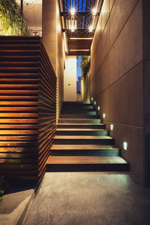 Moderne-Residenz-Beton-Konstruktion-Außentreppe-Holz-Elemente