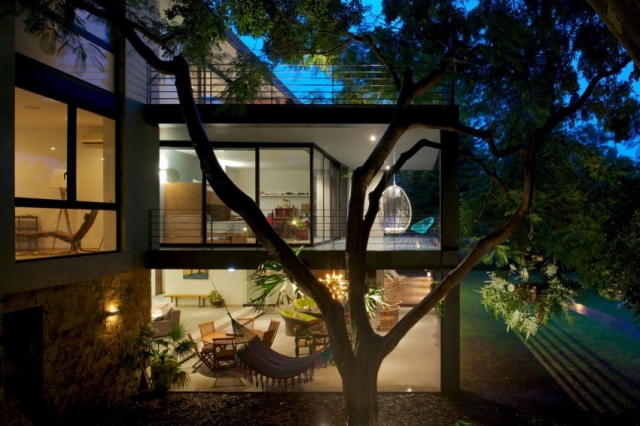 Moderne-Villa-mit-fensterfront-überdachte-terrasse-lounge-bereiche-garten