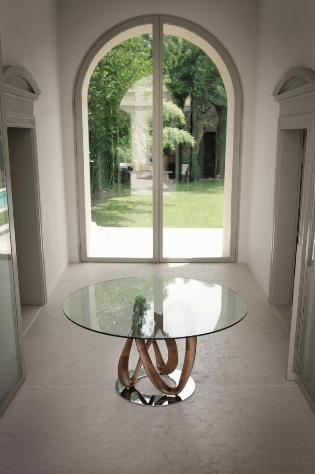 Moderner-Tisch-mit-Glasplatte-Metall-Fuß-Massivholz-dekorativ-geschnitzt-infinity