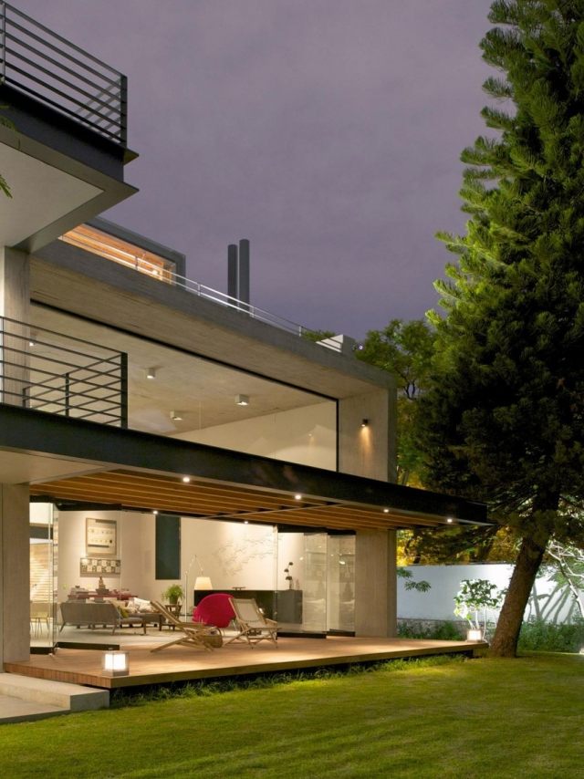 Modernes-Betonhaus-Flachdach-Fenster-Front-Terrasse-Garten