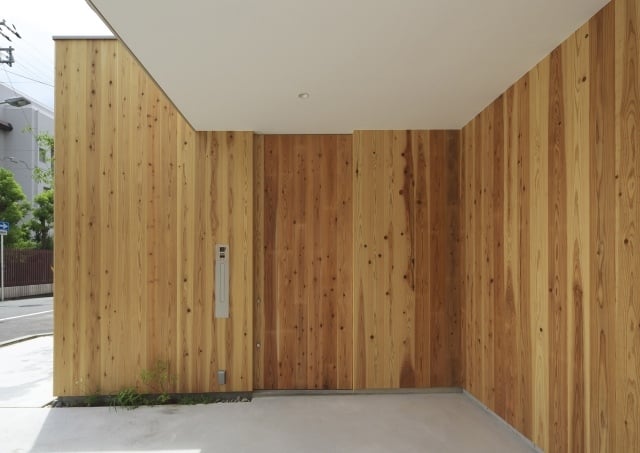 Modernes-Haus-Haupteingang-Zeder-Holzlatten-Verkleidung-Vordach