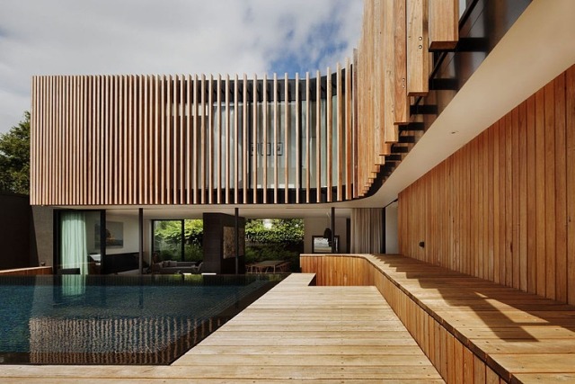 Modernes Haus Holzfassade-Doppel-Front -Dachsilhouette-außenpool