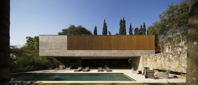 Modernes Haus Stein Fassade Holz Jalousien Liegesessel Pool Bereich