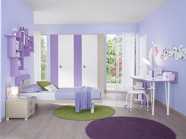 Modernes-Holzbett-mit-Beistelltisch-Holz-Laminat-Boden-Jugendzimmer