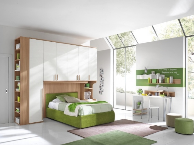 Modernes-Jugendzimmer-grün-weiß-Holzkleiderschrank-Regalen-Polsterbett
