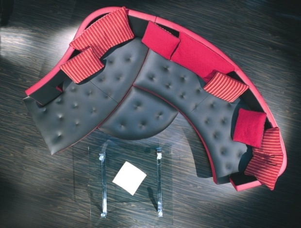 Modernes-Modul-Sofa-aus-Leder-rote-Kissen-schwarz-Polster-Design-Glastisch