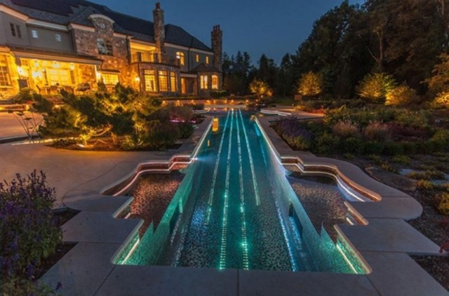 Pool Beleuchtung Modernes-Schwimmbecken-in-Form-einer-Geige-nachts-attraktiv-beleuchtet-Leds-eingebaut