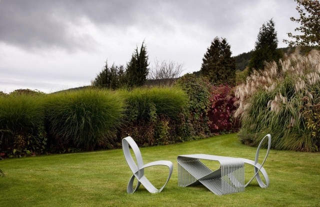 Modrava-Design-Stuhl-und-Tisch-des-tschechischen-Designers-Jan-Sepka-My-Dva-Group