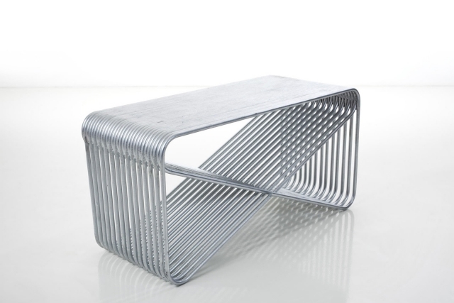 Modrava-Stahlrohr-Tisch-als-Kunstwerk-designt-my-dva-group