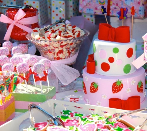Mädchen-Geburtstagsparty-Ideen-Vogelhaus-Torte-Süßigkeiten-servieren