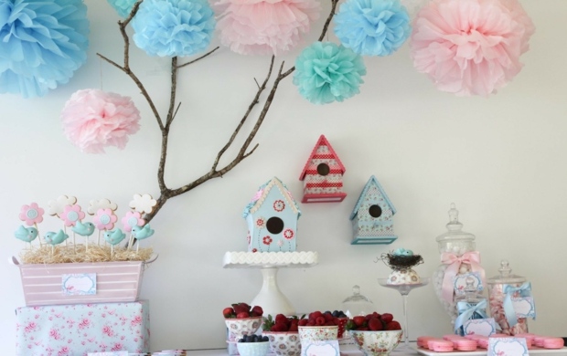 Mädchen-Geburtstagsparty-Ideen-Vogelhaus-Torte-Süßigkeiten-servieren