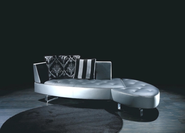 Möbeldesign-modular-Sofa-gepolstert-Hocker-metallbeine-robust