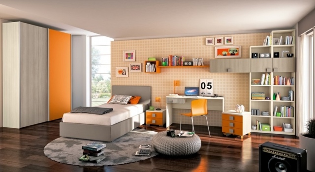 Orange-Möbel-Akzente-Jugendzimmer-Laminatboden-geölt-dunkel