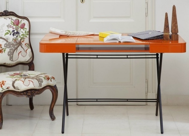 Orange-Schreibtisch-MDF-Seitenfächer-Schubladen-braun-lackierte-Beine-Design-Marco-Zanuso
