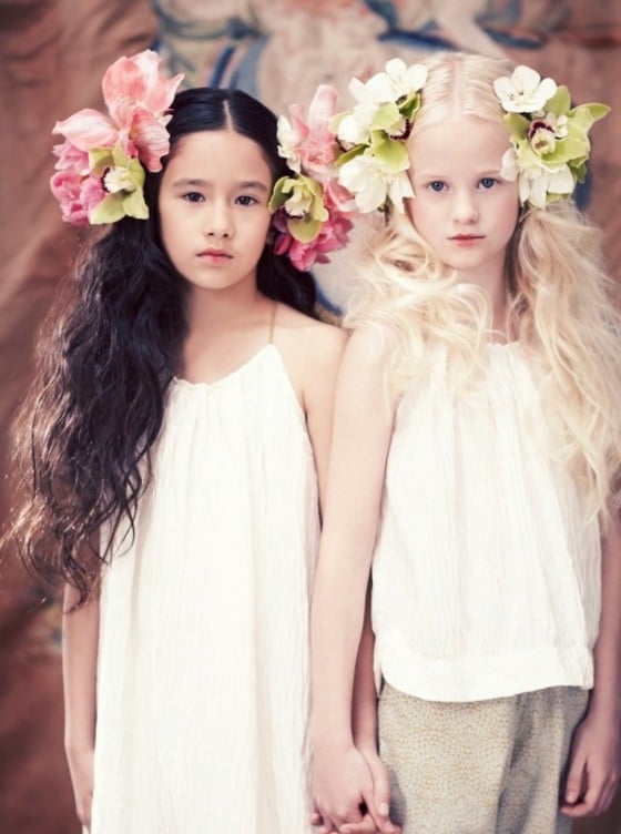 Haarschmuck-Modetrend-für-Jugendliche-kleine-Mädchen-in-Weiß