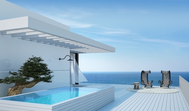 Penthaus-mit-Dachterrasse-weiß-Holzbelag-eingelassen-Außenpool-designer-Stühle