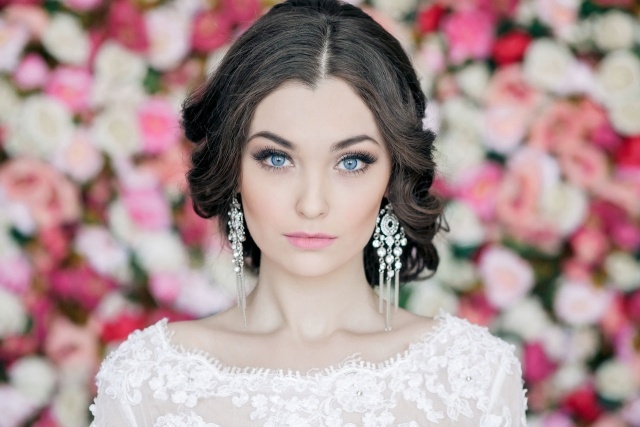 Brautmode perfektes Augenmake-Up Hochzeit-Ideen Augenbrauen Glossy-Lippen 