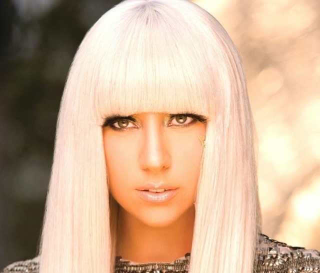 Ponyfrisur-Lady-Gaga-Platinblond