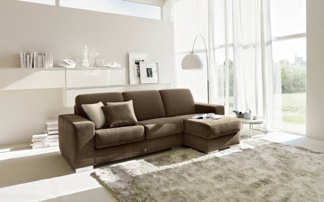 transparente-Vorhänge-modernes-Sofa-in-Braun